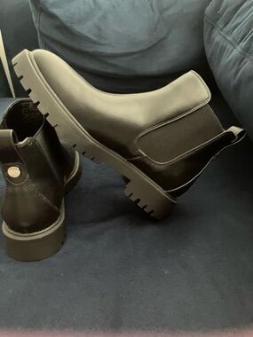 BRAND NEW! Never worn! Black Chelsea Boots by DREAM PAIRS. Size 8